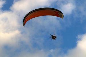 nahariya israël 17 juin 2021. parapente dans le ciel au-dessus de la mer méditerranée. photo