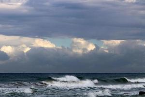 le ciel au-dessus de la mer méditerranée dans le nord d'israël. photo