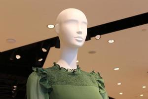 un mannequin se dresse sur une vitrine dans un grand magasin. photo