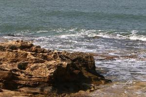 rivage rocheux de la mer méditerranée dans le nord d'israël. photo