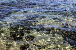 la couleur de l'eau de mer en eau peu profonde. photo