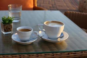 sur la table du restaurant café fort et chaud. photo