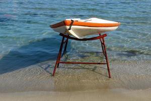 bateau de sauveteur sur une plage de la ville dans le nord d'israël. photo