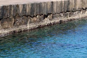 poste d'amarrage pour bateaux et yachts au bord de la mer. photo