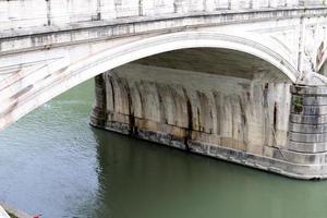rome italie 9 mai 2022 tibre plein débit dans le centre de rome. photo
