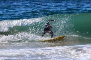 21 décembre 2018 Israël. surf sur de hautes vagues en méditerranée. photo