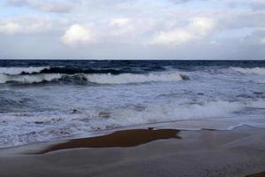 plage de sable sur la mer méditerranée. photo