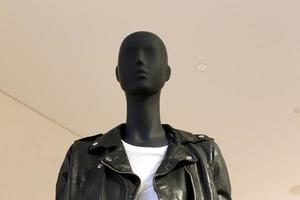 un mannequin se dresse sur une vitrine dans un magasin. photo