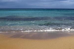 plage de sable sur la mer méditerranée. photo