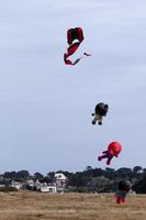 des cerfs-volants ressemblant à des super-héros volant dans les airs photo