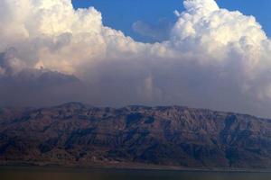 montagnes en jordanie de l'autre côté de la mer morte. photo prise d'Israël.