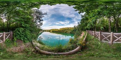 panorama hdri sphérique complet et harmonieux à 360 degrés sur la côte calcaire d'un immense lac vert ou d'une rivière près de la forêt en été avec de beaux nuages en projection équirectangulaire, contenu vr photo