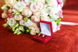 bouquet de mariage lumineux de roses roses blanches d'été avec des anneaux de mariage