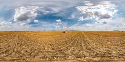 panorama hdri sphérique complet et harmonieux vue d'angle à 360 degrés parmi les champs de seigle et de blé récoltés avec des balles de foin en été avec de beaux nuages cirrocumilus en projection équirectangulaire photo