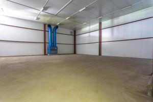 hangar vide pour les fruits et légumes en stock de stockage. entrepôt de fabrication. industrie végétale photo