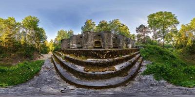 panorama complet et harmonieux vue en angle à 360° position de combat sur la forteresse militaire abandonnée de la première guerre mondiale dans la forêt dans les rayons du soleil couchant en projection sphérique équirectangulaire, contenu skybox vr photo