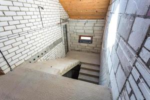 intérieur vide dans la maison sans réparation avec des murs en briques de silicate blanc photo