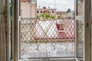 vue de la chambre sur le balcon avec mobilier d'été et la vieille ville en arrière-plan photo