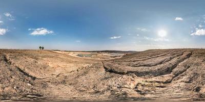 panorama hdri complet et harmonieux vue d'angle à 360 degrés près de la carrière inondée d'eau pour l'extraction de sable dans le soleil du soir en projection équirectangulaire sphérique équidistante pour le contenu vr ar photo