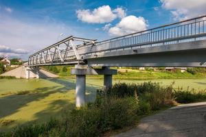 vue panoramique près du grand pont énorme sur la rivière photo