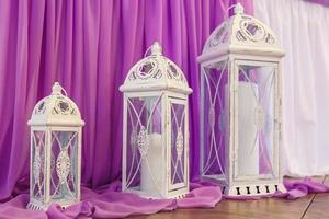 Lumières de lanterne en bois décoratives blanches dans un intérieur cher avec fond violet photo