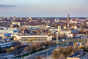 vue panoramique sur le nouveau quartier des immeubles de grande hauteur développement urbain quartier résidentiel le soir depuis une vue à vol d'oiseau photo