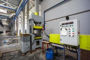 panneau de commande à distance du convoyeur de tri des ordures sur l'usine moderne de traitement du recyclage des déchets. ramassage séparé des ordures. stockage des déchets en vue de leur élimination ultérieure. photo