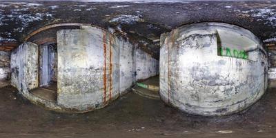 panorama complet et harmonieux vue d'angle à 360 degrés à l'intérieur de la forteresse de casemates souterraines militaires abandonnées en ruine de la première guerre mondiale en projection sphérique équirectangulaire, contenu vr d'horreur skybox photo