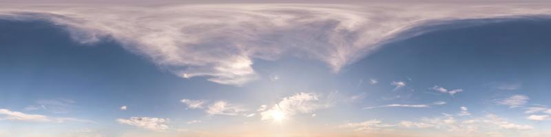 panorama hdri harmonieux vue d'angle à 360 degrés ciel bleu du soir avec de beaux nuages avant le coucher du soleil avec zénith pour une utilisation dans les graphiques 3d ou le développement de jeux comme dôme du ciel ou modification d'un tir de drone photo