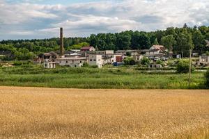 zone de brasserie industrielle abandonnée dans le village avec tuyau photo