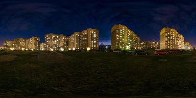 panorama de nuit hdri sphérique complet sans soudure angle de vue à 360 degrés lumière dans les fenêtres de la zone de construction à plusieurs étages du quartier résidentiel de développement urbain en projection équirectangulaire, contenu ar vr photo