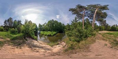 panorama sphérique complet et harmonieux 360 par 180 angle de vue sur la rive d'une petite rivière par une journée d'été ensoleillée en projection équirectangulaire, contenu de réalité virtuelle skybox vr photo