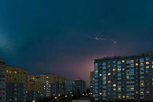 orage avec coup de foudre sur la ville. éclair instantané photo