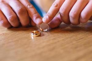 mains du marié avec des anneaux. pensées de mariage photo