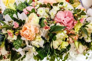 bouquet de mariée de roses blanches et roses photo