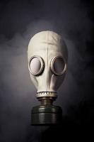 masque à gaz avec de la fumée sur un fond noir