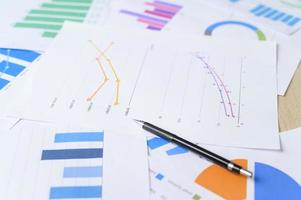 vue de dessus des documents avec des données d'analyse se trouvant sur la table, mise au point sélective photo