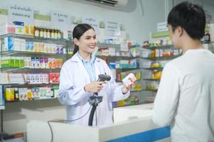 pharmacienne conseillant le client sur l'utilisation des médicaments dans une pharmacie de pharmacie moderne. photo