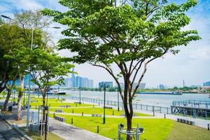 ho chi minh ville, vietnam - 13 février 2022 skyline avec le gratte-ciel historique 81, un nouveau pont à haubans est en train de construire reliant la péninsule de thu thiem et le district 1 de l'autre côté de la rivière saigon. photo