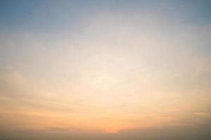 été de nuage de fond. nuage d'été. cinématique de nuage de ciel. ciel naturel magnifique et fond de texture coucher de soleil cinématographique photo