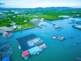 un coin de la ferme d'élevage d'huîtres, village de pêcheurs flottants dans la commune de long son, province de ba ria vung tau vietnam. les gens qui vivent et font de l'industrie du poisson dans le village flottant. photo