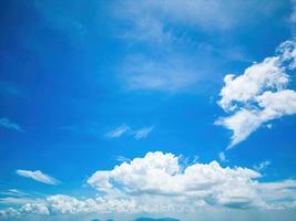 été de nuage de fond. nuage d'été. nuage de ciel clair. ciel naturel beau fond de texture bleu et blanc avec des rayons de soleil brillent photo