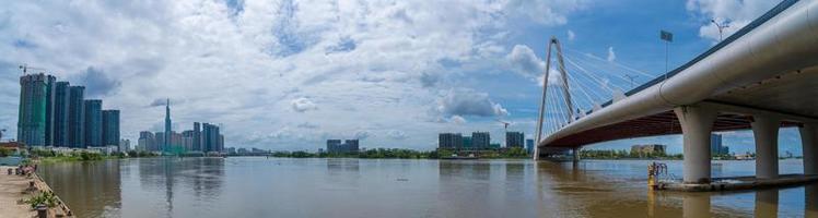 ho chi minh ville, vietnam - 22 mai 2022 pont thu thiem 2, reliant la péninsule de thu thiem et le district 1 de l'autre côté de la rivière saigon dans le port de bach dang photo