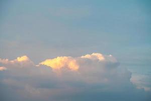 été de nuage de fond. nuage d'été. cinématique de nuage de ciel. ciel naturel magnifique et fond de texture coucher de soleil cinématographique photo