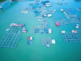 un coin de la ferme d'élevage d'huîtres, village de pêcheurs flottants dans la commune de long son, province de ba ria vung tau vietnam. les gens qui vivent et font de l'industrie du poisson dans le village flottant. photo