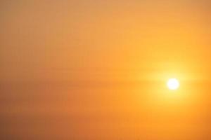 beau paysage de plage au coucher du soleil, nature exotique de l'île tropicale, ciel rouge jaune coloré, bateau silhouette, reflet doré du soleil, vacances d'été. cinématique de nuage de ciel. photo