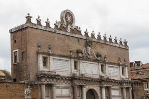 Rome, Italie. célèbre porte de la ville porta del popolo. photo