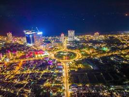 vung tau vue d'en haut, avec rond-point, maison, mémorial de la guerre du vietnam au vietnam. photographie longue exposition la nuit. photo