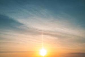 été de nuage de fond. nuage d'été. cinématique de nuage de ciel. ciel naturel magnifique et fond de texture coucher de soleil cinématographique photo