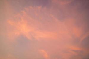 été de nuage de fond. nuage d'été. cinématique de nuage de ciel. ciel naturel magnifique et fond de texture coucher de soleil cinématographique photo